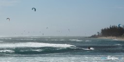Kitesurf sur la plage de 3 Bassins, La RÃ©union Photo nÂ°2